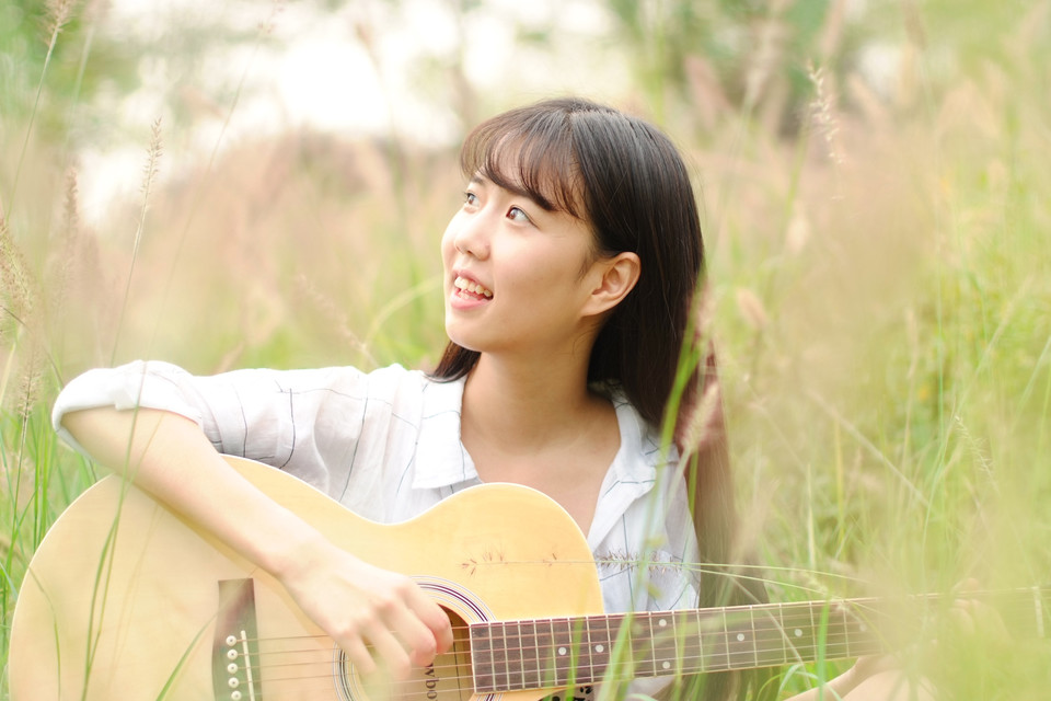 俏皮女孩的户外吉他弹唱唯美小清新图集